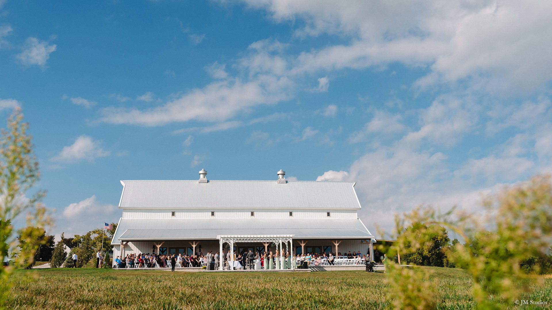 palace-events-center-jm-studios-outdoor-wedding-barn-wide